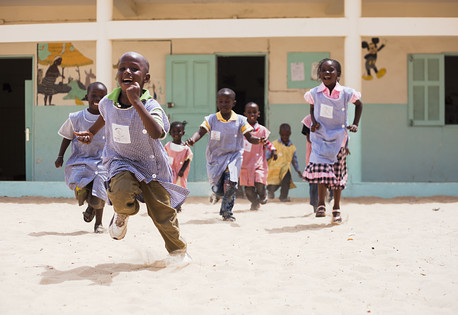 Crianças brincam numa escola primária em Dacar, no Senegal. A mortalidade infantil está em queda e muitos países que por um longo tempo dependeram da ajuda externa são agora autossuficientes, escrevem Bill e Melinda Gates. | Foto: Enlarge Image